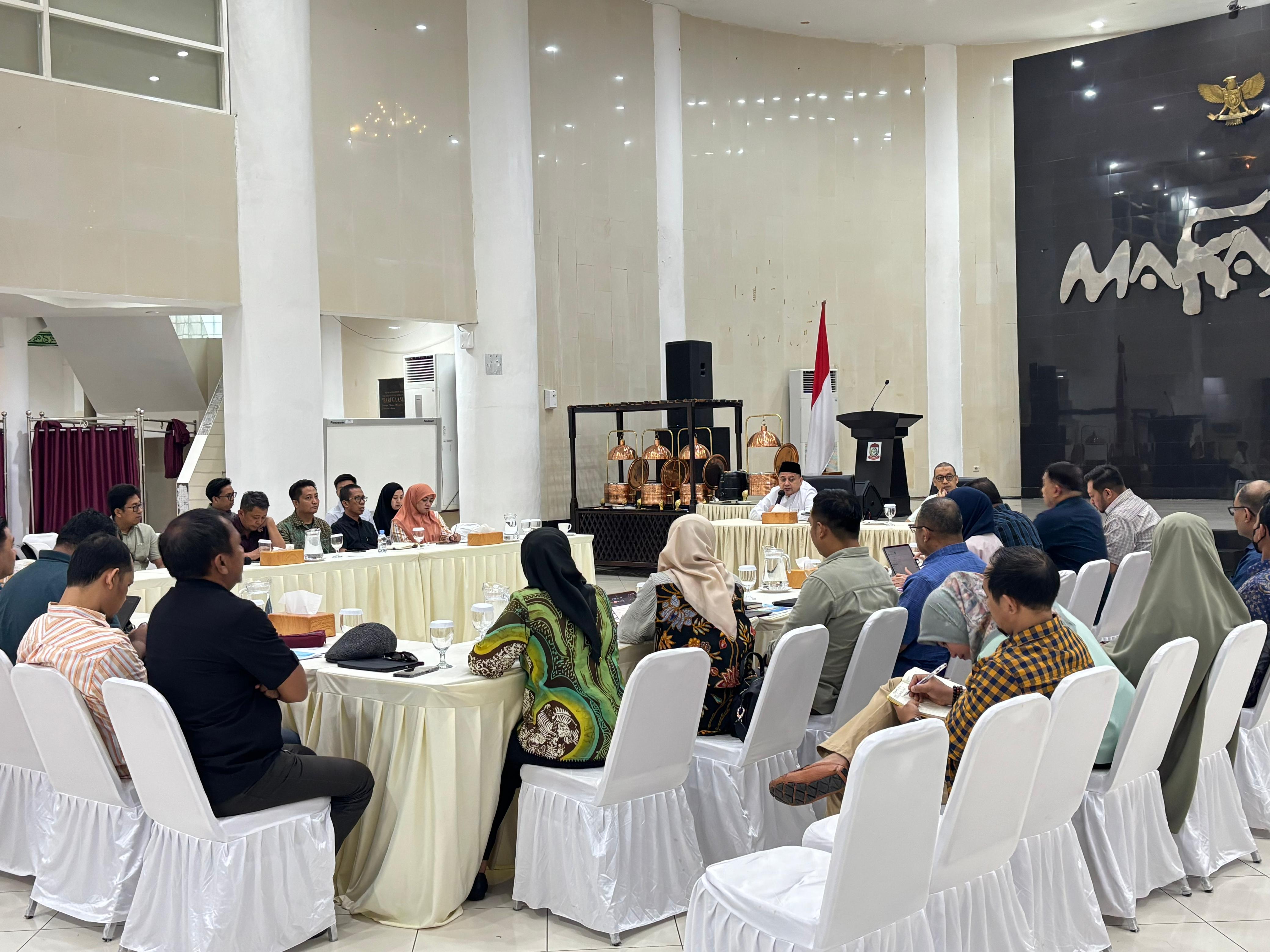 Munafri Pimpin Rapat Strategis, Evaluasi Total Program Persampahan Makassar