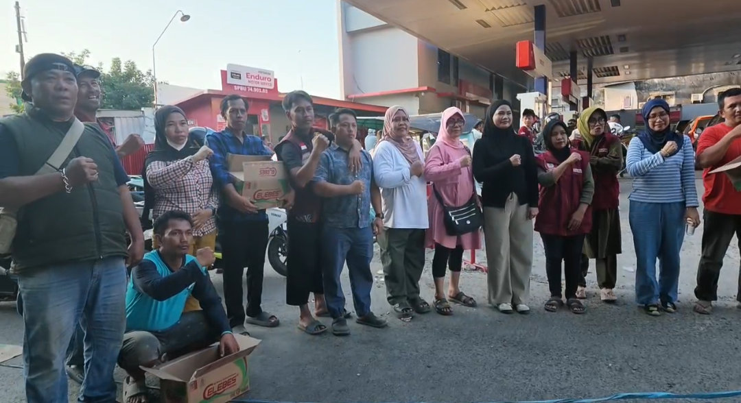Lurah Kampung Buyang Bersama RT, RW, Binmas, dan Linmas Turun ke Jalan KS. Tubun dan Jalan Hati Mulia Membagikan Minuman serta Kue kepada Pengendara Roda Dua yang Terdampak Antrean Panjang BBM di SPBU