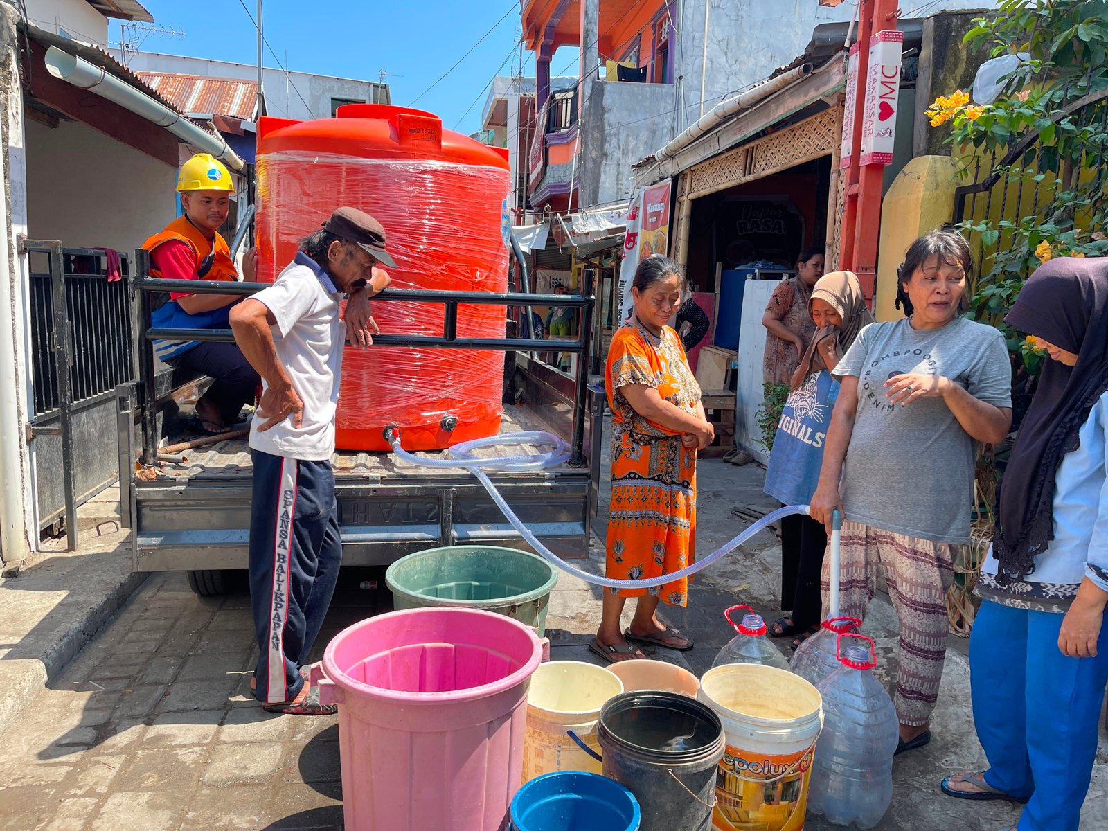 Warga Karuwisi Utara Apresiasi Langkah Sigap Jajaran Direksi PDAM Makassar Hadirkan Mobil Pick-up Bertandon untuk Jangkau Lorong Sempit di Tengah Kemarau Panjang